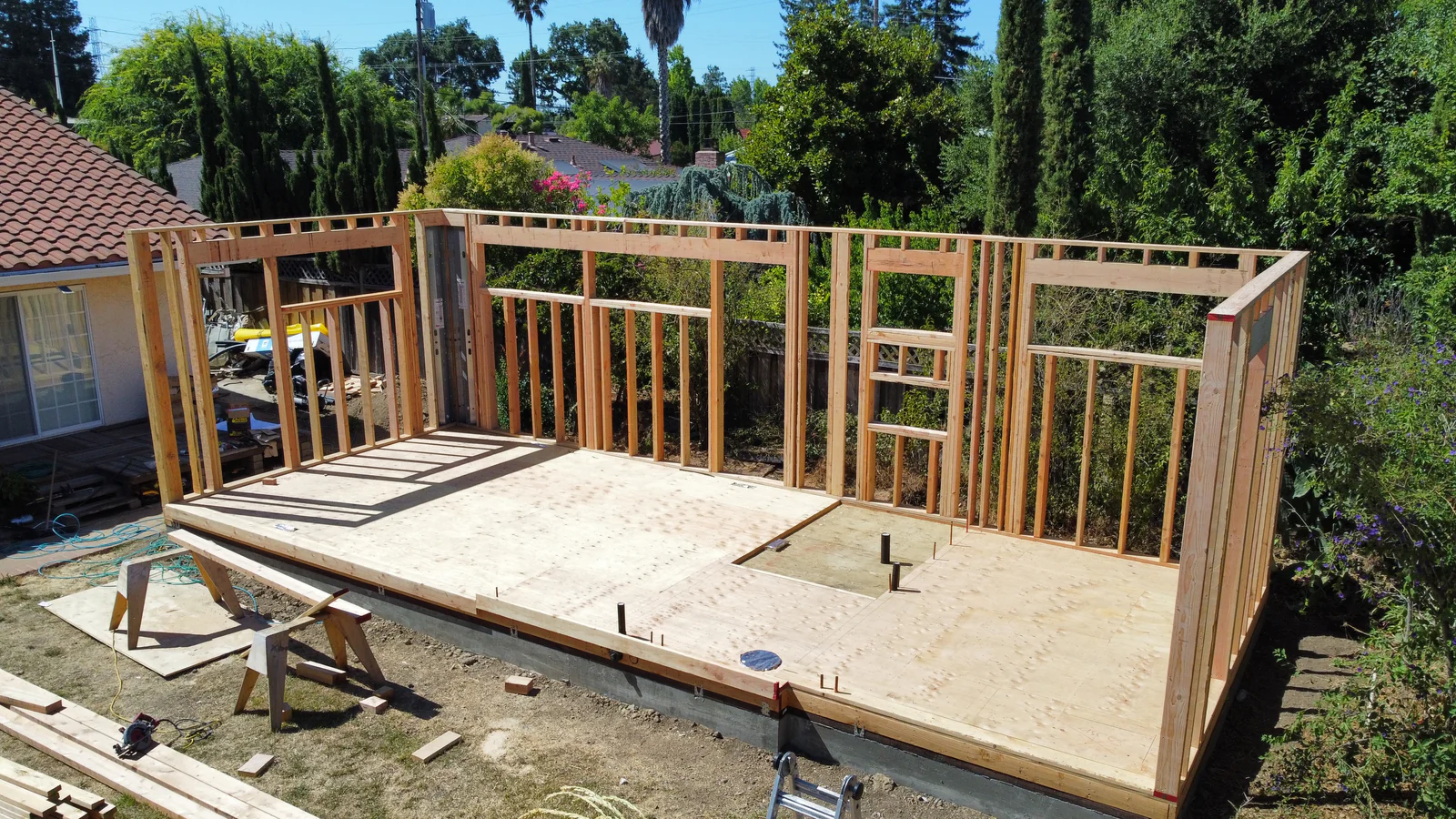 Estructura de madera de una vivienda en el patio, vista desde arriba